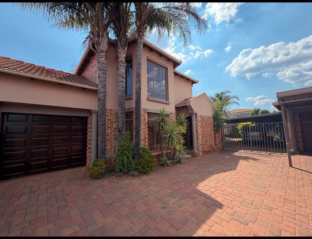 3 BEDROOM TOWNHOUSE FOR SALE IN AERORAND